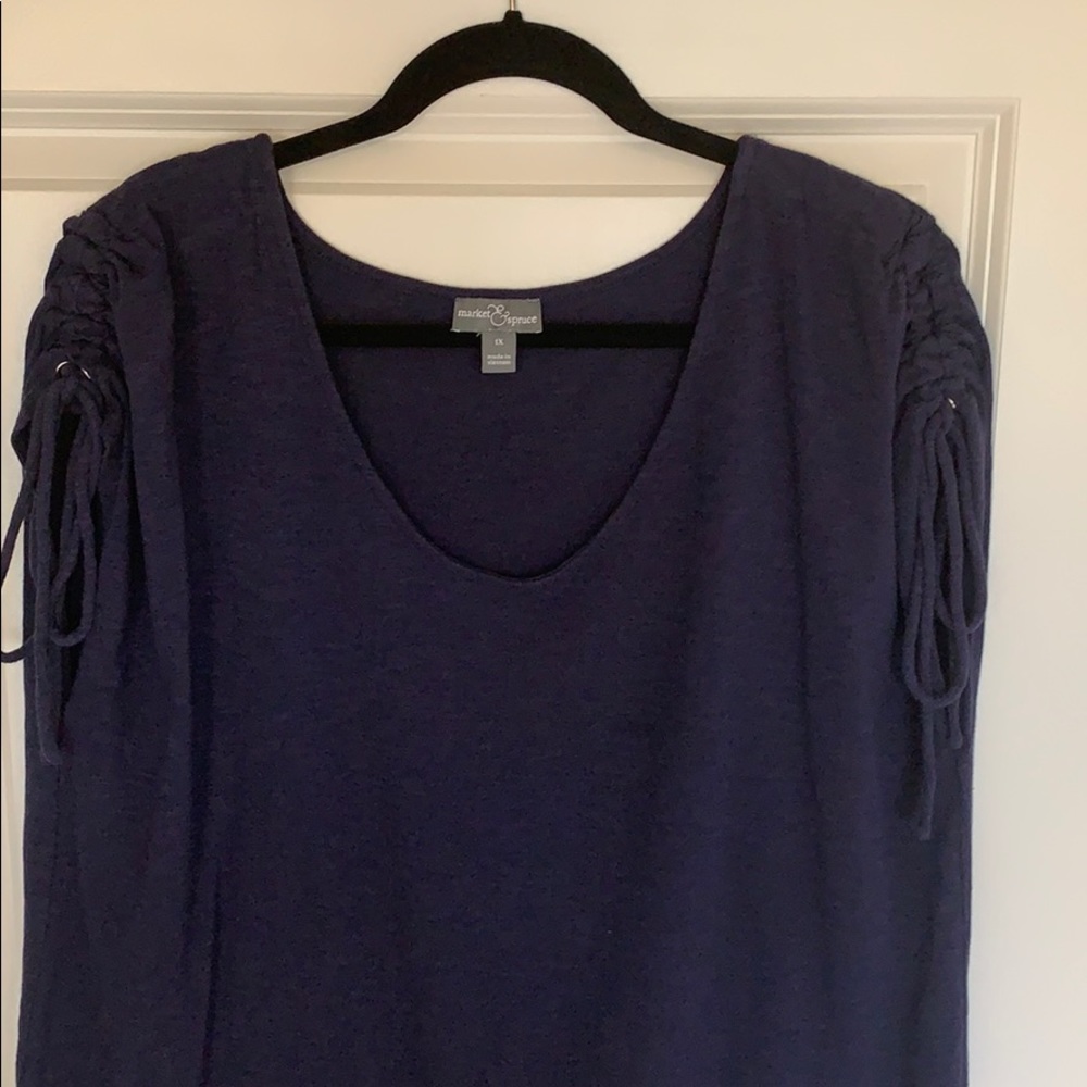 Market and Spruce Ruched shoulder navy tee